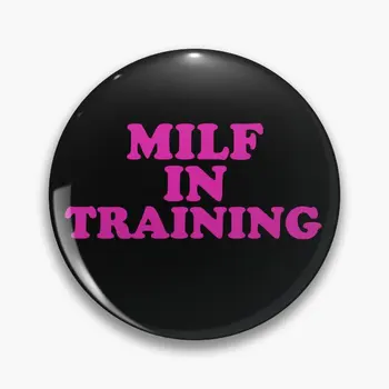 Milf In Training Булавка с мягкой пуговицей, декор для лацканов, Креативная шляпа, Мультяшная Металлическая одежда, Милые украшения, Модный Забавный женский подарок